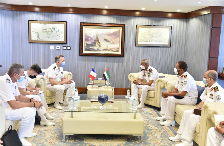 ماكرون يمنح قائد القوات البحرية وسام جوقة الشرف برتبة ضابط ونائبه وسام الاستحقاق الوطني برتبه فارس