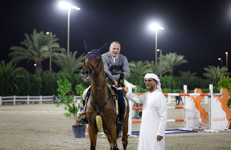 فرسان القفز بـ «الشارقة للفروسية» يتصدرون جولة التمايز