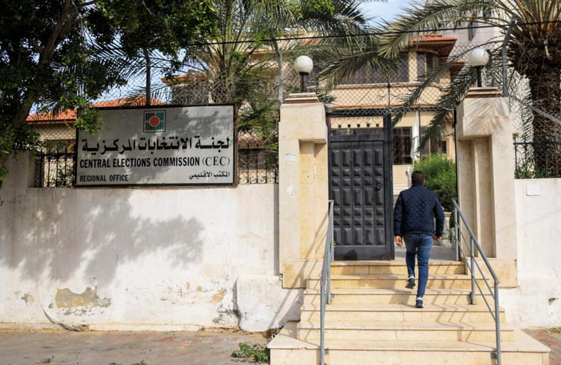 عباس يتجاهل الاستطلاعات ويصرّ على الرئاسة