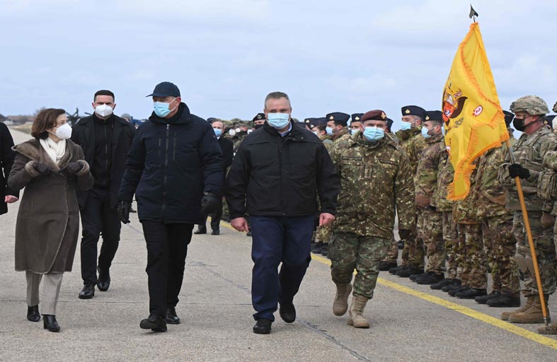  بارلي والرئيس الروماني يتفقدان قوات الناتو 