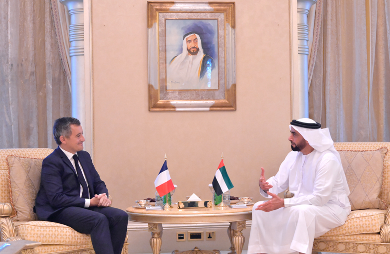 سيف بن زايد يلتقي وزير الداخلية الفرنسي