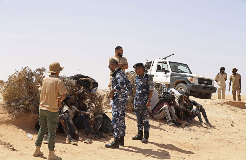  السلطات الليبية تنقذ مهاجرين في الصحراء قرب الحدود 