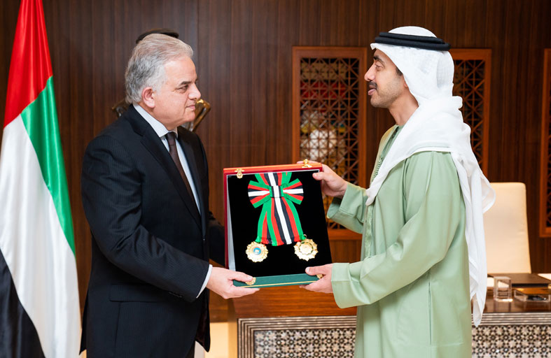 رئيس الدولة يمنح سفير أفغانستان وسام الاستقلال من الطبقة الأولى