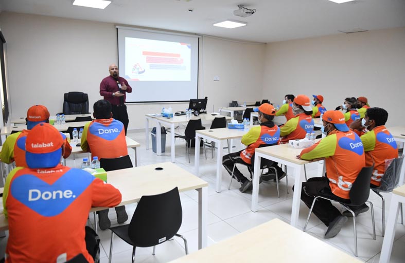 شرطة أبوظبي تعزز وعي سائقي «توصيل الطلبات»  ببرنامج النقاط المرورية