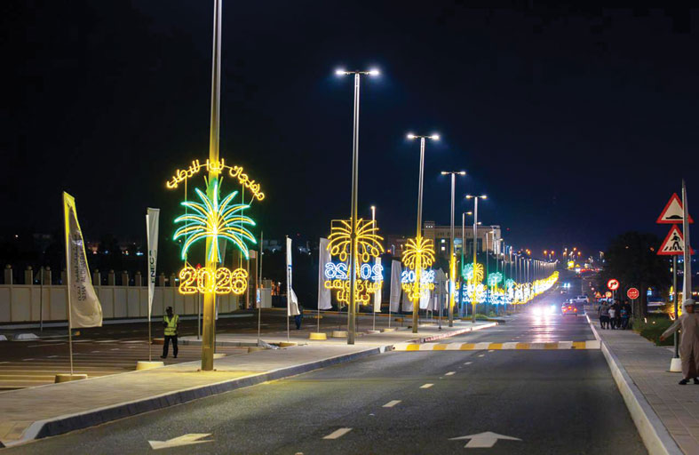 بلدية منطقة الظفرة تُزيّن مدينة ليوا بالمجسمات الضوئية