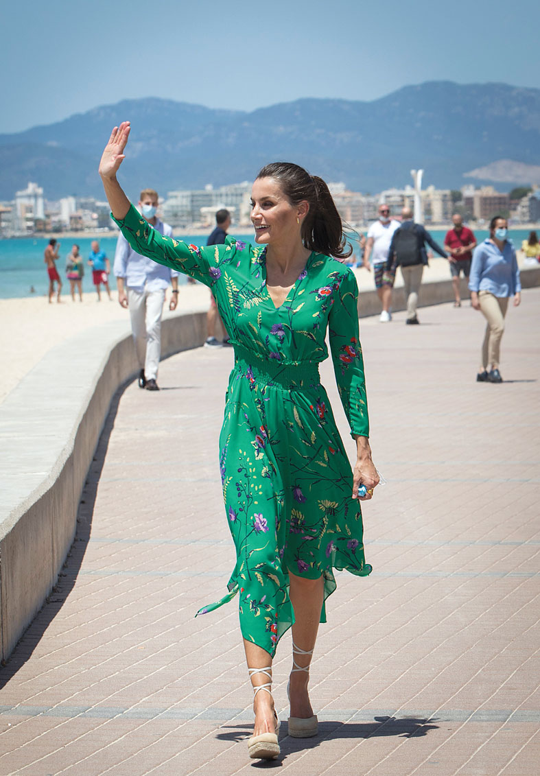 ملكة إسبانيا ليتيسيا تحيي الناس خلال نزهة على شاطئ « بالما دي مايوركا» بعد رفع الإغلاق الوطني لوقف انتشار فيروس كورونا .ا ف ب