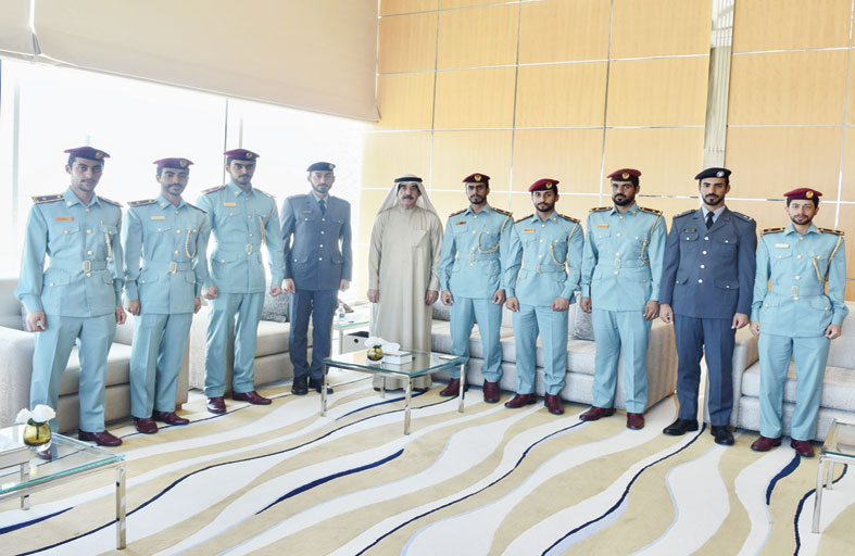 حاكم أم القيوين يستقبل عددا من الضباط الخريجين من كلية الشرطة من الدفعة 36