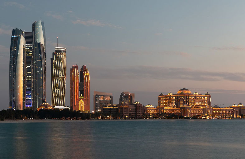 انخفاض رسوم الخدمات والمجمّعات السكنية في المشاريع التطويرية بإمارة أبوظبي خلال 2023