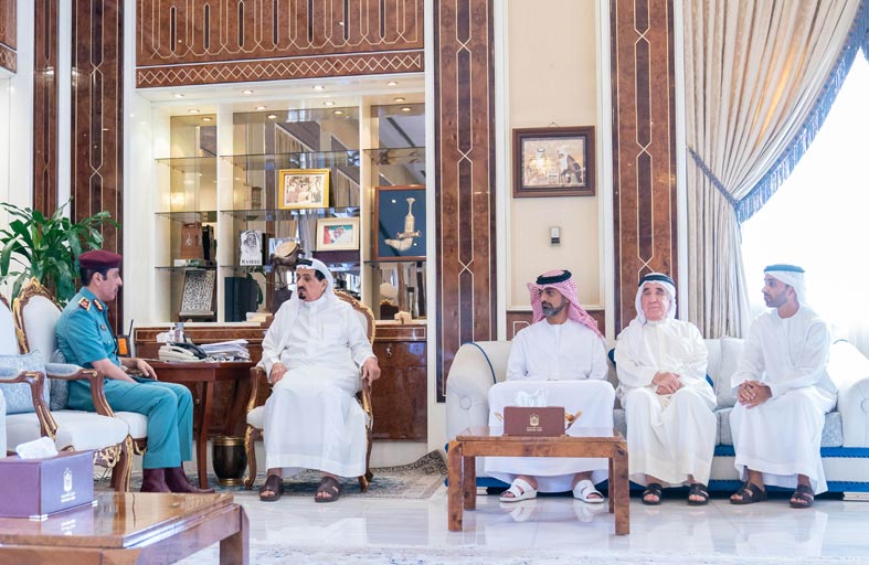 حميد النعيمي يمنح قائد عام الشرطة وسام عجمان الأول