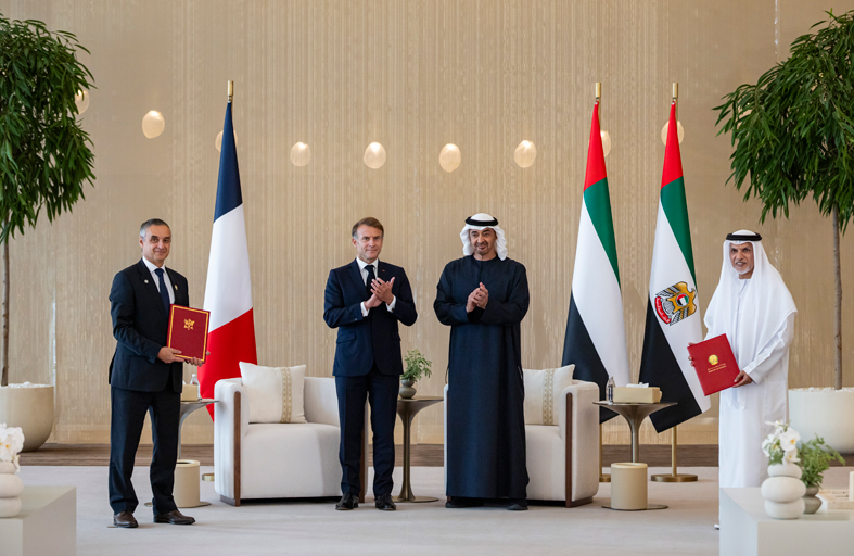 رئيس الدولة والرئيس إيمانويل ماكرون يشهدان إعلان إطار عمل الشراكة الدفاعية الإستراتيجية بين دولة الإمارات وفرنسا 