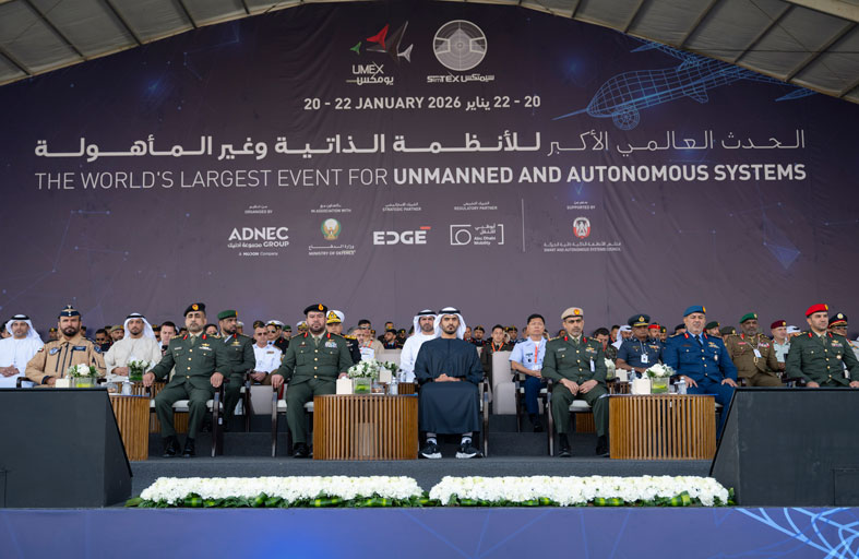 زايد بن محمد بن زايد يشهد جانباً من العروض الجوية الحية ضمن فعاليات معرضَي «يومكس» و«سيمتكس» 