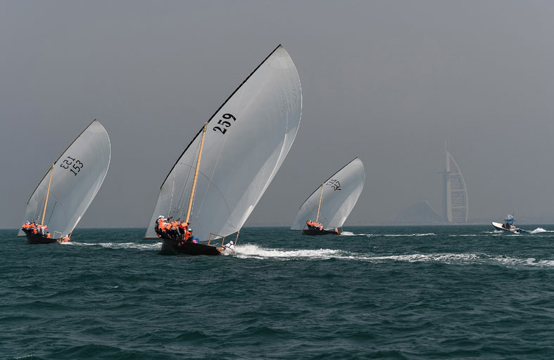 80 قاربا تنشد (ناموس) دبي للشراعية 43 قدما اليوم السبت