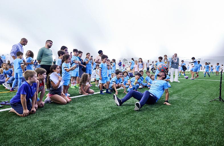 ناشئو مدارس السيتي لكرة القدم في أبوظبي يحتفلون بفوز فريقهم بنهائي كأس الاتحاد