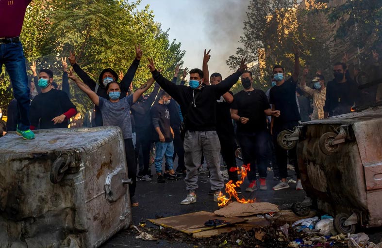 «إندبندنت»: النظام الإيراني ينشر الفوضى في الغرب