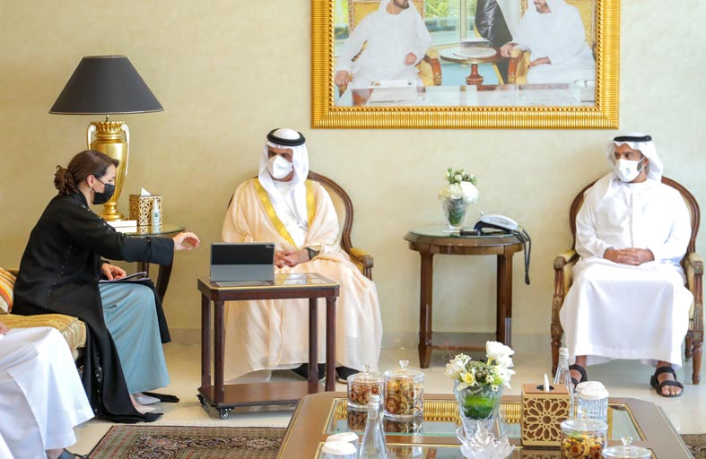 حاكم رأس الخيمة يطلع على خطط وبرامج وزارة التغير المناخي والبيئة