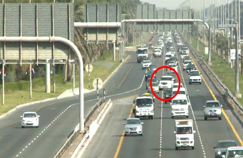  شرطة أبوظبي تحث السائقين على الالتزام «بخط السير الإلزامي»