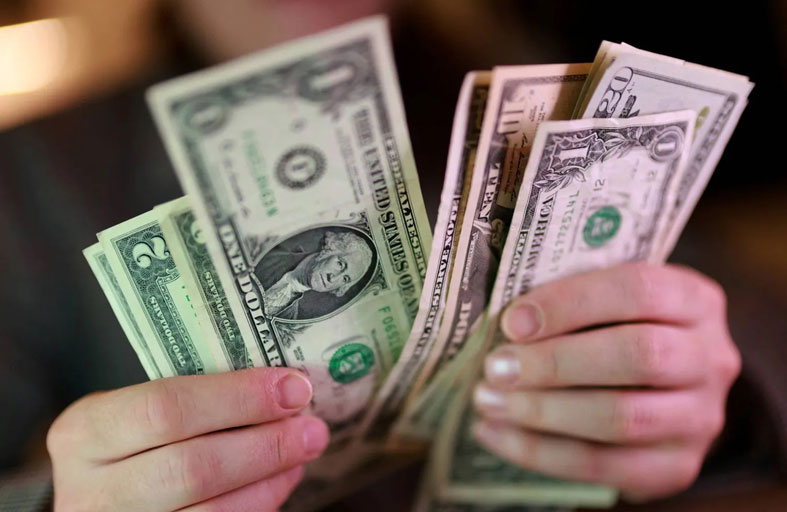 الدولار يحقق مكاسب شهرية باعتباره ملاذا آمنا في الحرب 