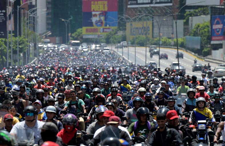 المعارضة الفنزويلية تدعو الجيش والشرطة «للوقوف مع الشعب»