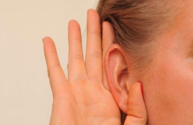 عدسات لاصقة لحل مشكلات السمع