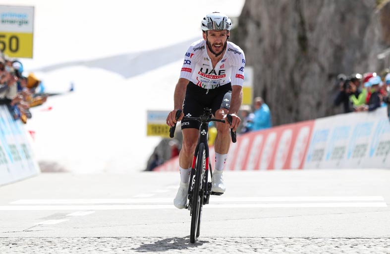 «الإمارات للدراجات الهوائية» يتصدر الترتيب العام في طواف سويسرا