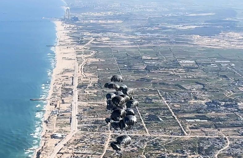 طيور الخير تتجاوز 1000 طن مساعدات عبر  21 إسقاطا جويا منذ بدء العملية الإنسانية فى غزة