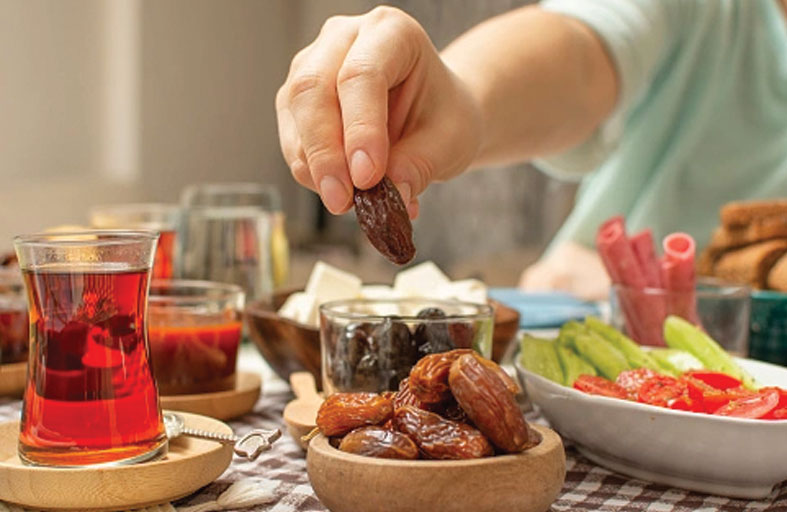 كيف توازن بين الماء والحلويات في رمضان؟