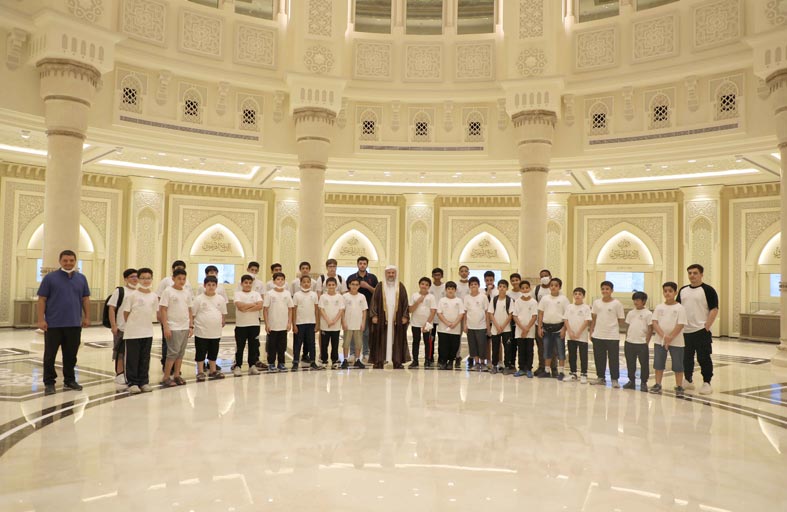 ستون مشاركا من رواد المركز الصيفي لنادي الذيد في زيارة لمجمع القرآن الكريم 