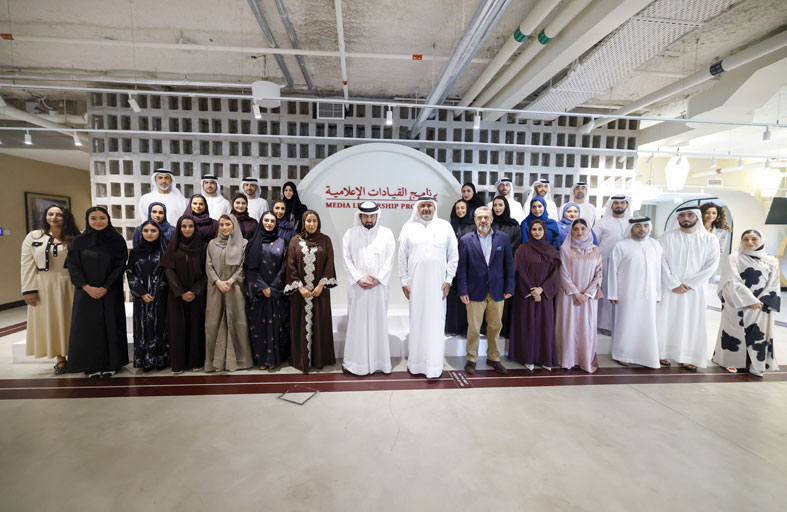 أحمد بن محمد يلتقي المشاركين في برنامج القيادات الإعلامية