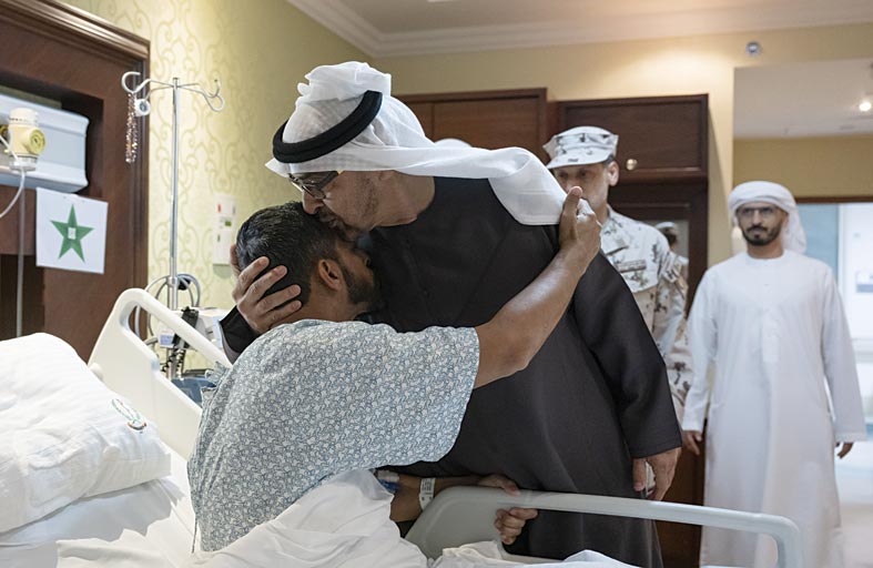 رئيس الدولة يطمئن على صحة محمد سالم النعيمي بمستشفى زايد العسكري 