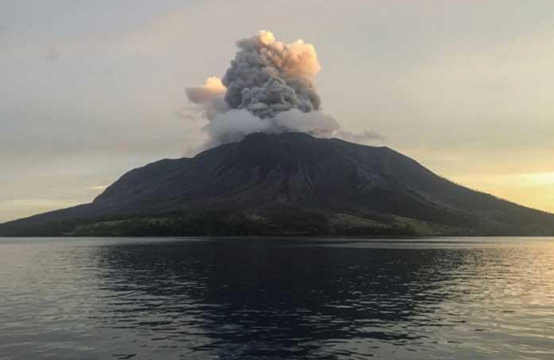 روانج الإندونيسية تصبح جزيرة أشباح عقب ثوران بركاني