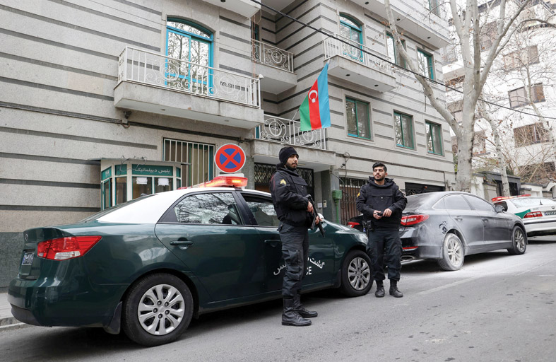 أذربيجان تخلي سفارتها بطهران وتحمل إيران مسؤولية الهجوم