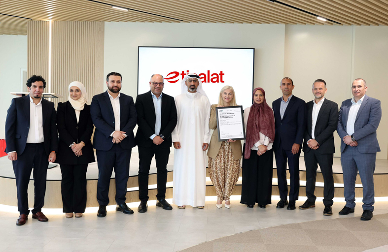 اتصالات الإمارات تصبح أول مشغل بالشرق الأوسط وشمال أفريقيا ينال آيزو لإدارة الذكاء الاصطناعي