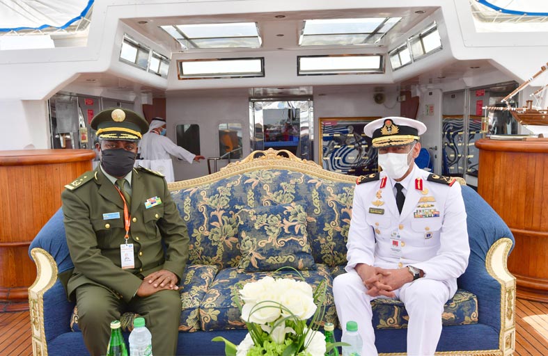 قائد القوات البحرية يستقبل عددا من ضيوف معرض آيدكس 2021