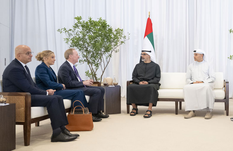 خالد بن محمد بن زايد يطّلع على خطط مايكروسوفت لاستثمار 15.2 مليار دولار لتعزيز الابتكار في الذكاء الاصطناعي ودفع التحوّل الرقمي بالإمارات 