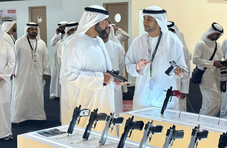 ولي عهد الفجيرة يزور جناح (تسليح) في معرض أبوظبي للصيد والفروسية 