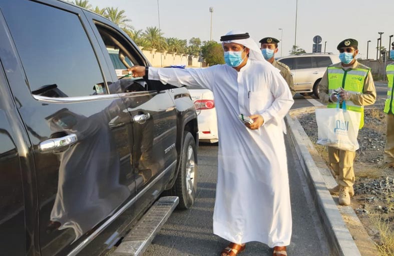 مرور دبي يوزع الهدايا على مستخدمي الطريق في عطلة عيد الفطر السعيد