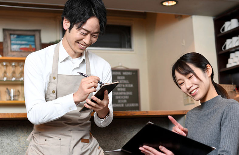 مقهى يتيح للزبائن تجربة الحياة كخدم