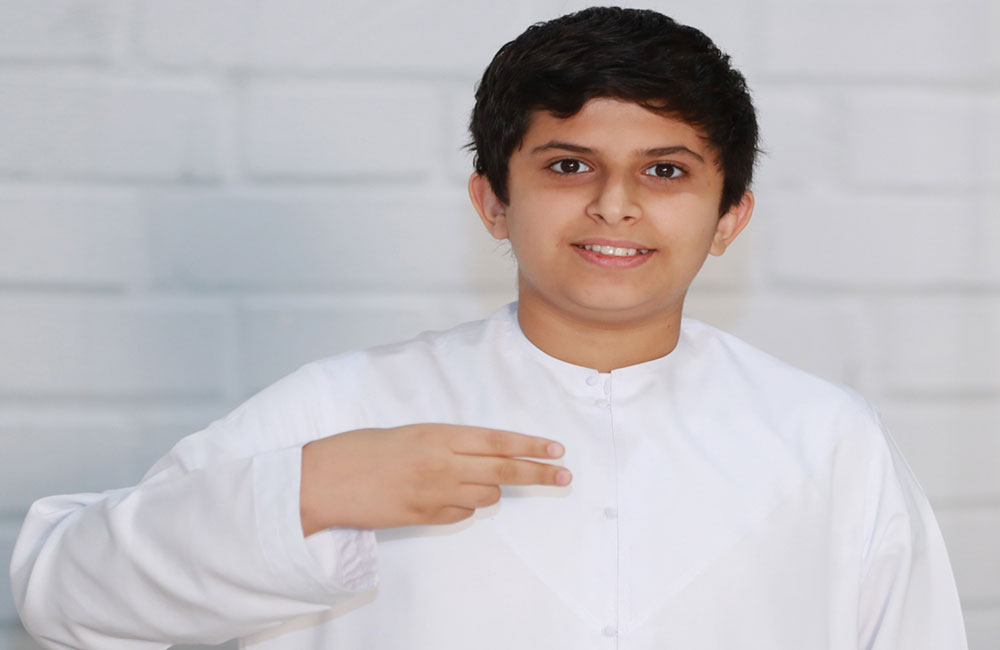 منتسبو ناشئة الشارقة يتعلمون أساسيات لغة الإشارة 