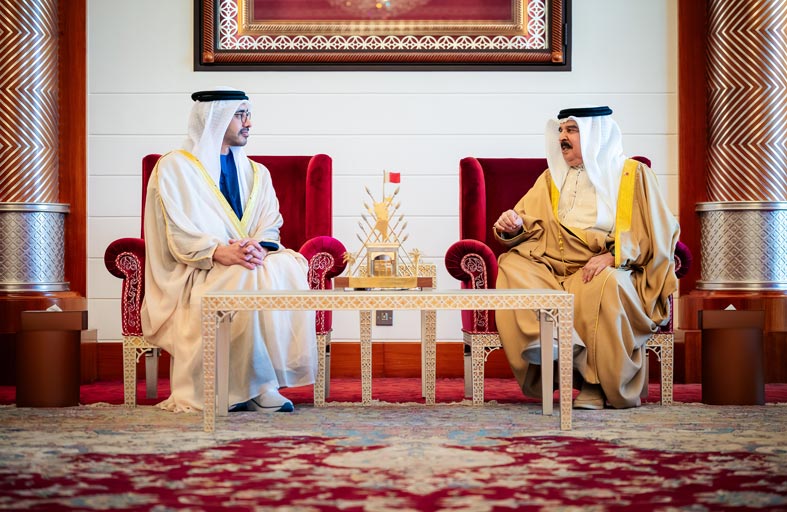 ملك البحرين يستقبل عبدالله بن زايد