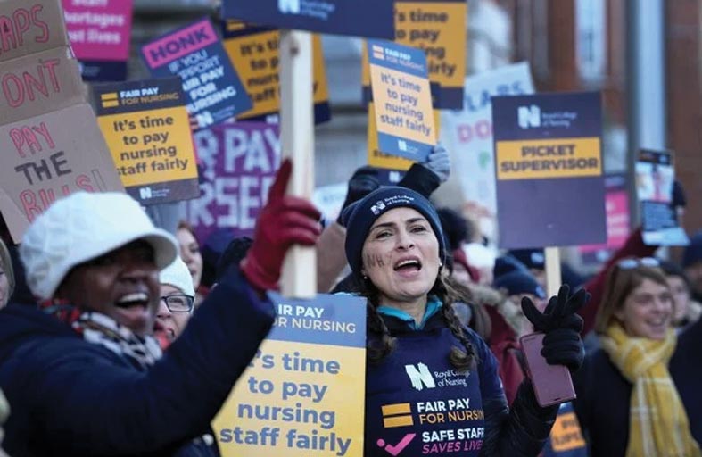 الحكومة البريطانية تلتقي النقابات بعد اضرابات واسعة 