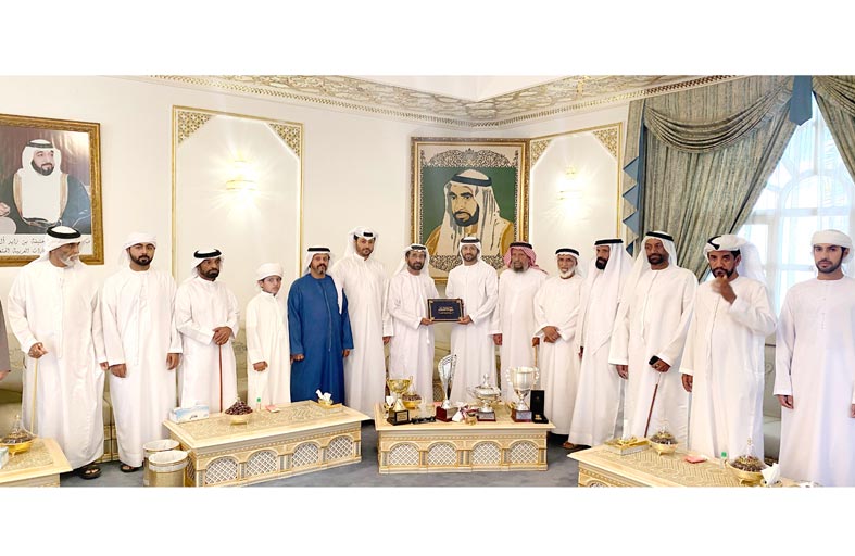 مسلم بن حم يكرم المواطن محمد العامري الحاصل على جوائز في الرماية