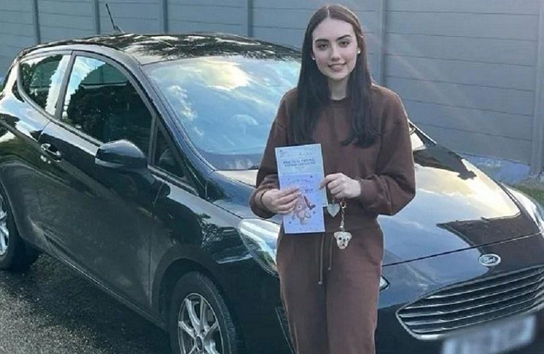 فتاة تقود 1600 كم من أجل اختبار الرخصة