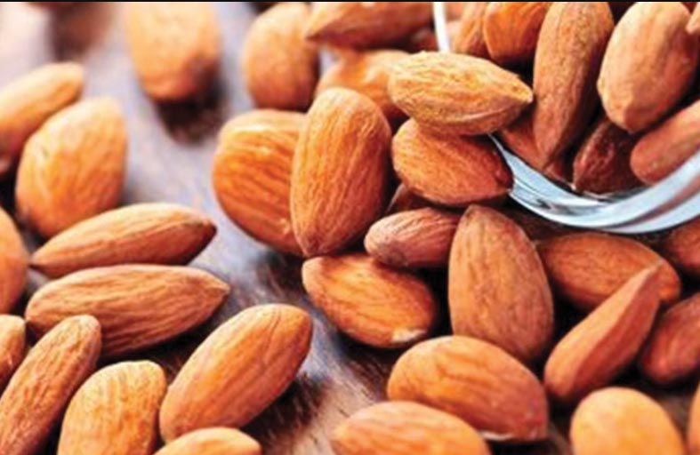 منها اللوز.. أطعمة تساعدك على النوم بشكل أفضل