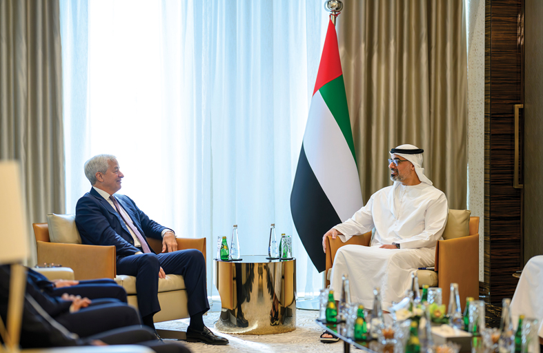 خالد بن محمد بن زايد يلتقي الرئيس التنفيذي لبنك جيه بي مورغان تشيس 