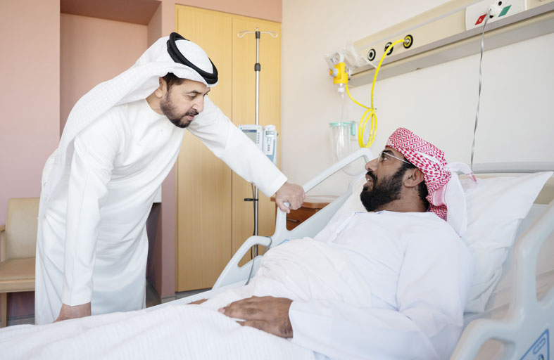 حمدان بن زايد يطمئن على صحة مبارك المنصوري ووديمة المزروعي 
