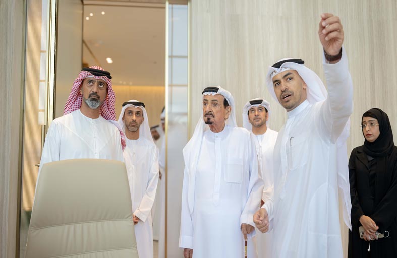 حميد بن راشد يزور المبنى الجديد لمجمع الدوائر الحكومية بالديوان الأميري في عجمان