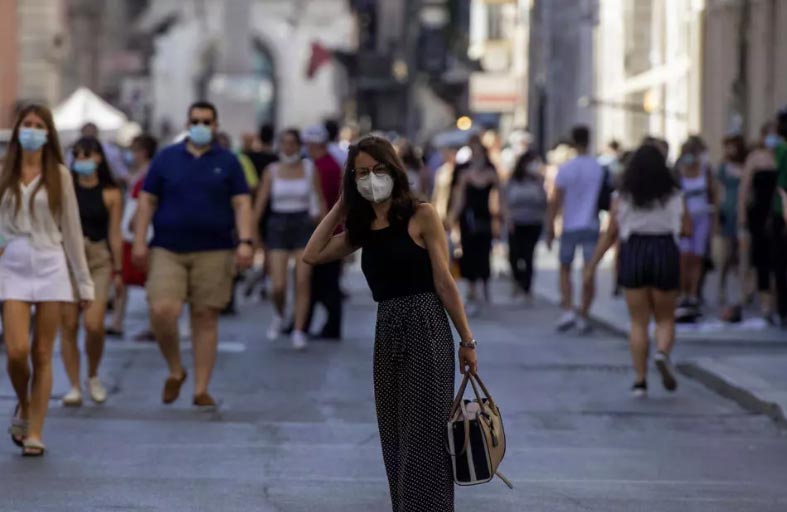 مناطق إيطاليا «منخفضة المخاطر» والكمامات لم تعد إلزامية  