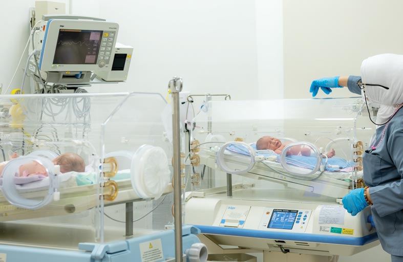 تمكن فريق طبي من مستشفيي مدينة زايد ودلما من إنقاد أم وطفليها التوأم