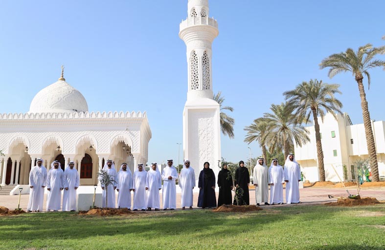 منصور بن زايد يتبرع بـ 10 آلاف شجرة دعمًا لمبادرة (نزرع مسايدنا)