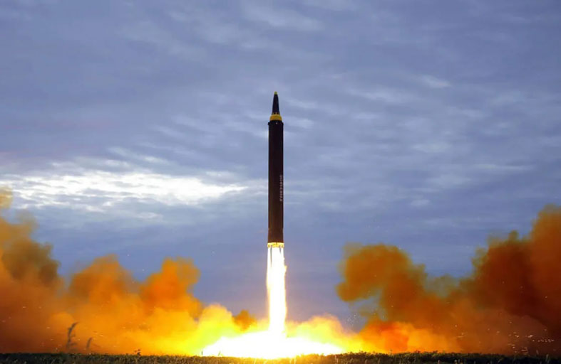 بـ13 ألف سلاح نووي.. تحذيرات تتوالى من «حافة الهاوية»